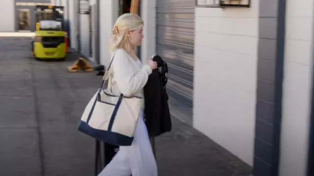 Sac cabas de plage en coton Dalix Crème Bleu Marine porté par Lola Sheen comme on le voit dans Denise Richards et ses Choses Sauvages (S01E08)