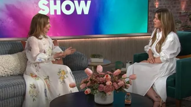 Blusa transparente Zimmermann Natura usada por Geri Halliwell como se ve en The Kelly Clarkson Show el 9 de abril de 2025