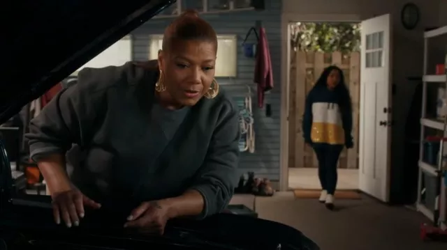 Carhartt Loose Fit Midweight Crewneck Sweatshirt in Carbon Heather worn by Robyn McCall (Queen Latifah) as seen in The Equalizer (S05E15)