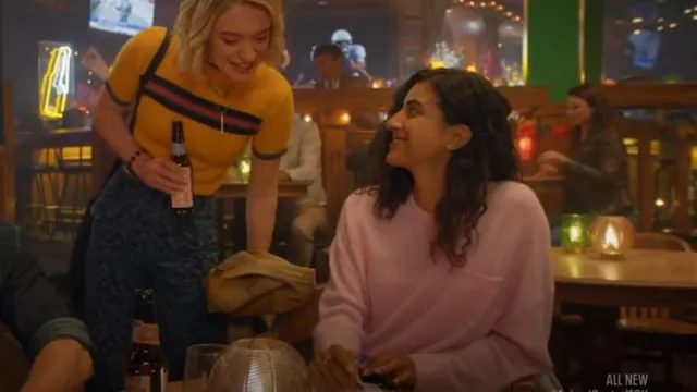 Chaqueta de cachemir ligera y extragrande Caro de Banana Republic, usada por Emily Price (Vella Lovell), como se ve en Control animal (temporada 3, episodio 5).