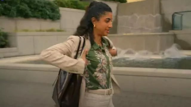 Bolso Zara con estampado animal usado por Emily Price (Vella Lovell) en la película Control animal (temporada 3, episodio 7)