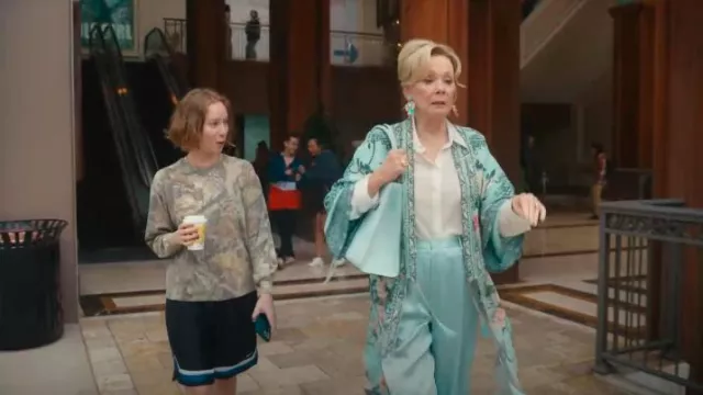 Camilla Blue Floral Long Kimono en soie porté par Deborah Vance (Jean Smart) comme on le voit dans Hacks (S04E02)