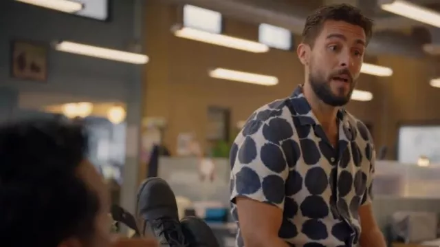 Camisa Banana Republic Standard-Fit Linen Resort usada por Parker (Josh Segarra) como se ve en Animal Control (S03E10)