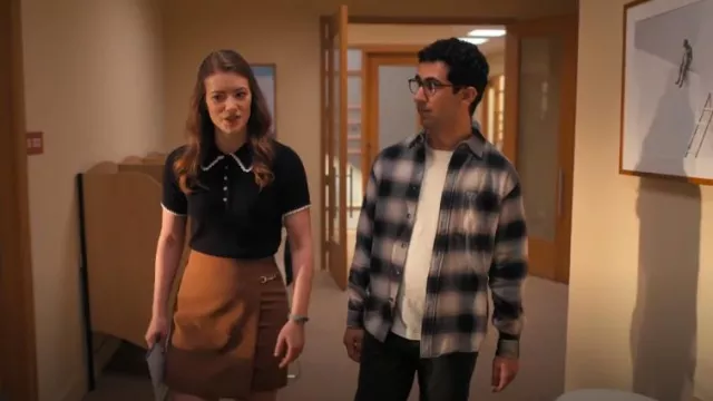Falda cruzada con detalle de hebilla Edie Ever New usada por Phoebe Duncan (Molly Kunz) como se ve en The Irrational (T02E14)