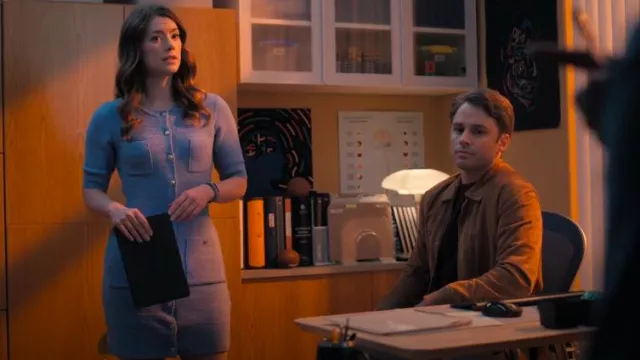 Mini vestido de punto con botones dorados de Zara usado por Phoebe Duncan (Molly Kunz) como se ve en The Irrational (T02E15)
