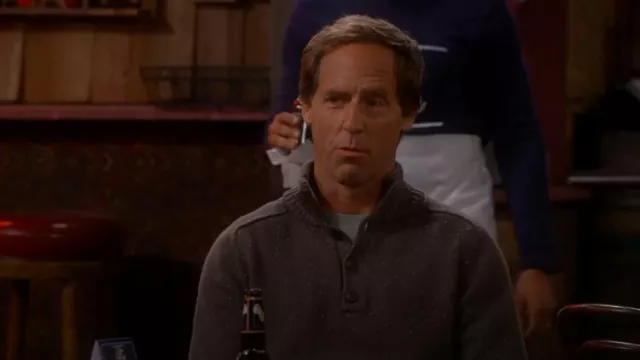 The Normal Brand Popover de lana marina para hombre usado por Neville Goldufski (Nat Faxon) como se ve en The Conners (T07E03)