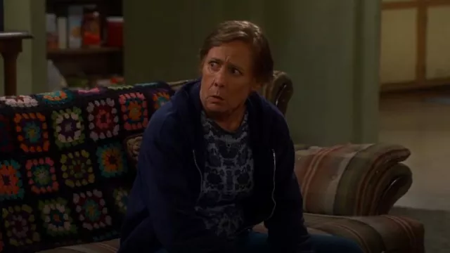 Suéter de damasco de Lucky Brand en azul Multi usado por Jackie Harris (Laurie Metcalf) como se ve en The Conners (S07E04)