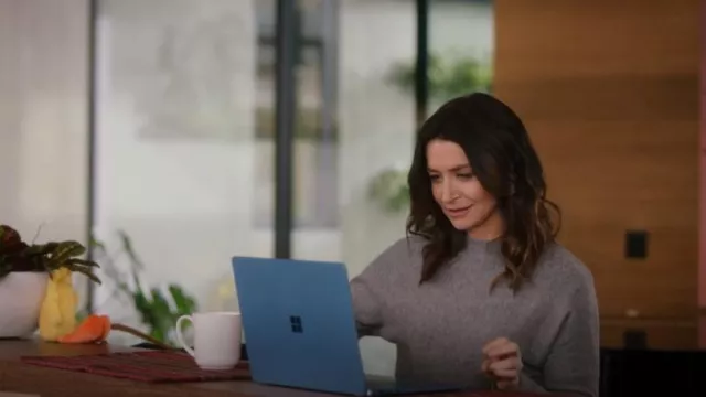 Microsoft Surface Laptop Go utilisé par Amelia Shepherd (Caterina Scorsone) comme on le voit dans Grey’s Anatomy (S21E12)