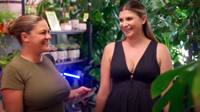 Vestido midi negro con escote pronunciado de Forever 21 que lució Janet Caperna en The Valley (temporada 2, episodio 1)
