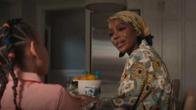 Pijama de satén de seda YiNi LuLu engastado en crisantemo amarillo usado por Catherine (Aja Naomi King) como se ve en Grosse Pointe Garden Society (S01E09)