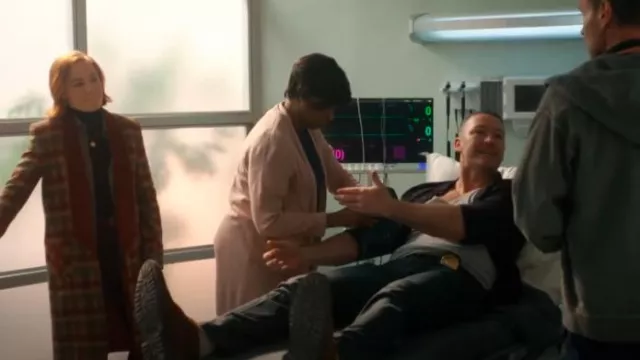 Abrigo de Byan Sartre usado por Angie Polaski (Erika Christensen) visto en Will Trent (T03E14)