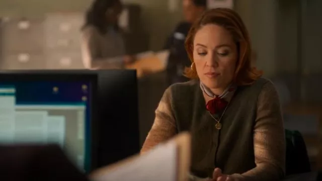 Celine Moss Cardigan en cachemire mélangé vert boutonné porté par Angie Polaski (Erika Christensen) comme on le voit dans Will Trent (S03E14)