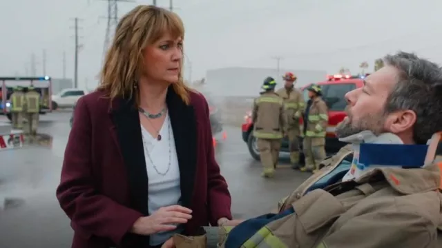 Camiseta de algodón con cuello en V Madewell Whisper usada por Julie (Jennifer Whalen) como se ve en Small Achievable Goals (T01E08)