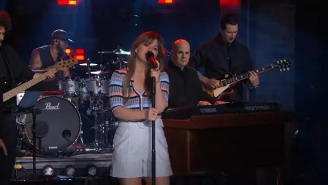 Cinq à sept Short en lin large ceinturé Aldi porté par Kelly Clarkson tel que vu dans The Kelly Clarkson Show le 18 avril 2025