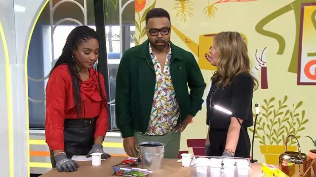 J. Crew Camisa delantera con botones con estampado floral hawaiano tropical usada por Hilton Carter como se ve en Today with Jenna & Friends el 25 de abril de 2025