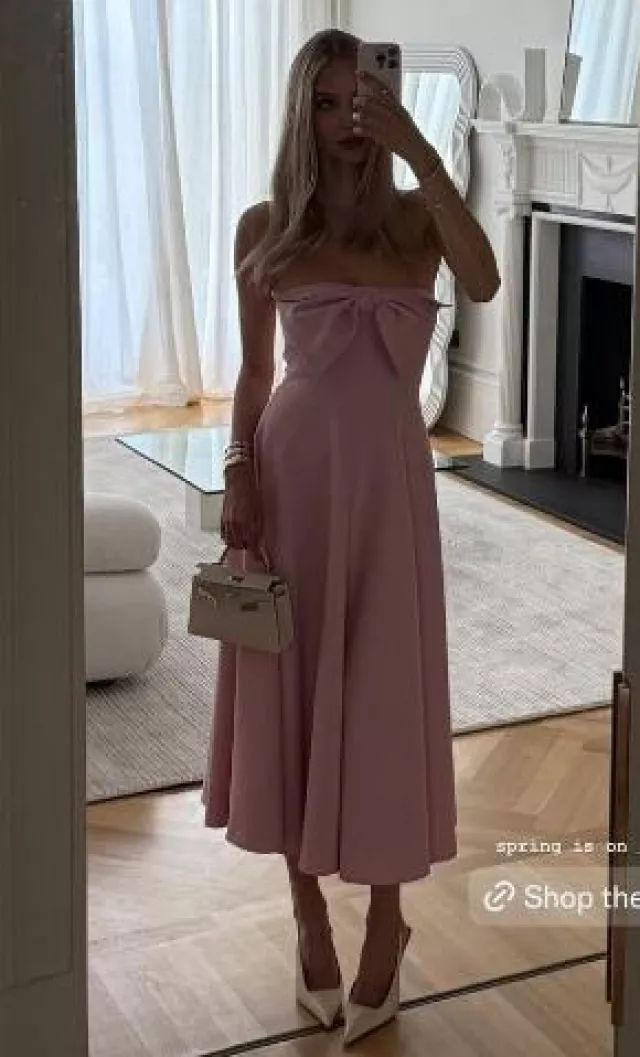 Robe midi bandeau à nœud lipsy portée par Leonie Hanne sur son post ...