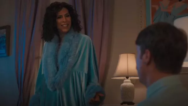 Robe de fourrure de velours des années 1920 portée par Judy Gemstone (Edi Patterson) comme on le voit dans The Righteous Gemstones (S04E08)