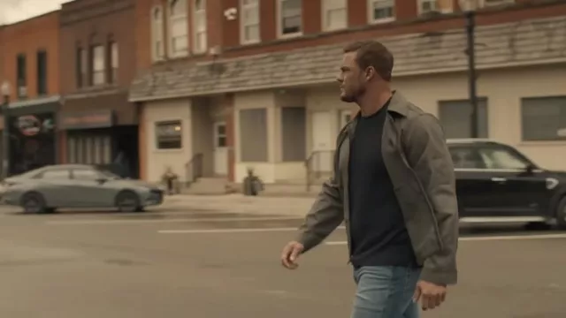 Chaqueta gris usada por Jack Reacher (Alan Ritchson) como se ve en la serie de televisión Reacher (Temporada 2)