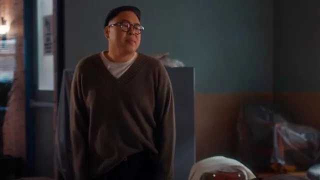 Suéter de cuello en V de gran tamaño de cachemira Reformation Jadey usado por Doug (Nico Santos) como se ve en The Z-Suite (S01E05)