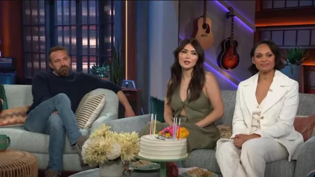 Lisou Kelly Pantalon évasé en velours côtelé ivoire porté par Cynthia Addai-Robinson comme on le voit dans The Kelly Clarkson Show le 25 avril 2025