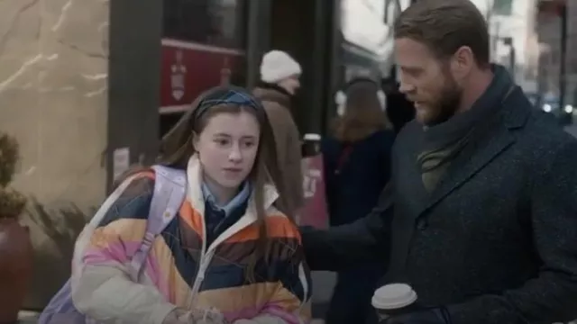 Free People Pippa Packable Shine Puffer usado por Emily Chapman (Riley Vinson) como se ve en Law & Order (T24E17)