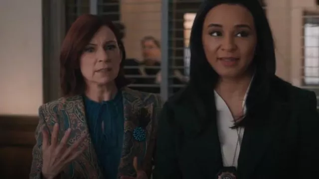 Blazer à imprimé Etro porté par Elsbeth Tascioni (Carrie Preston) vu dans Elsbeth (S02E19)