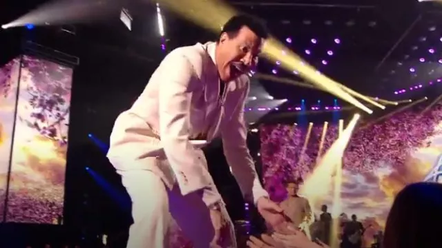 Dries Van Noten Pantalon droit en laine beige porté par Lionel Richie comme on le voit dans American Idol (S23E11)
