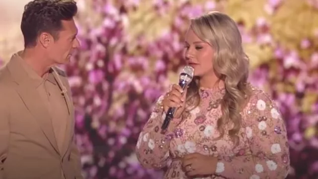 Robe midi Mac Duggal portée par Breanna Nix comme on le voit dans American Idol (S23E11)