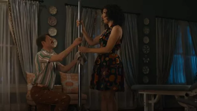 Robe de soleil Neiman Marcus portée par Judy Gemstone (Edi Patterson) comme on le voit dans The Righteous Gemstones (S04E09)