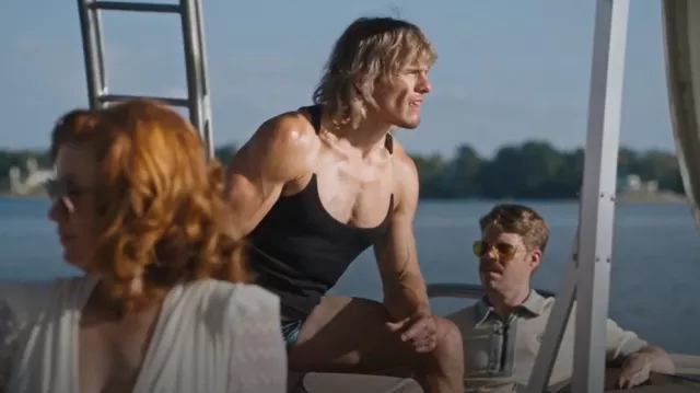 Y/Project Camiseta sin mangas con correa invisible usada por Keefe Chambers (Tony Cavalero) como se ve en The Righteous Gemstones (T04E09)