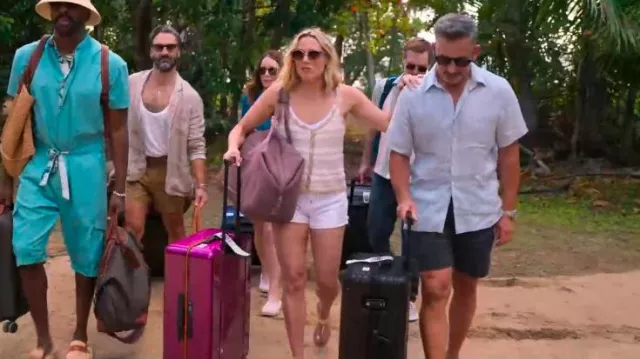 Dagne Dover Mauve Néoprène Carryall Bag porté par Ginny (Erika Henningsen) comme on le voit dans The Four Seasons (S01E03)