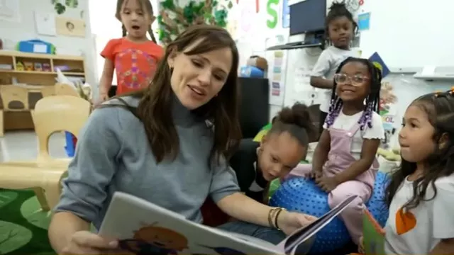The Row Hevos Cashmere Turtleneck Sweater worn by Jennifer Garner as seen in Today on May 5, 2025