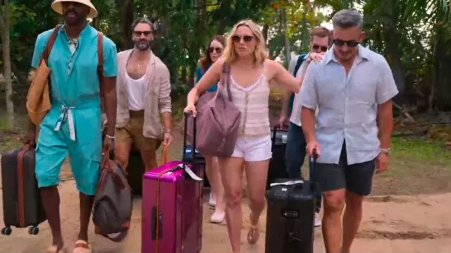 Valise rigide rose fuchsia Floyd. porté par Ginny (Erika Henningsen) comme on le voit dans Les Quatre Saisons (S01E03)