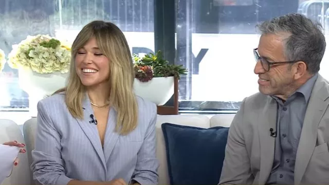 Kenneth Cole Veste à col cranté boutonnée à fines rayures portée par Rachel Platten comme on le voit dans Today le 2 mai 2025