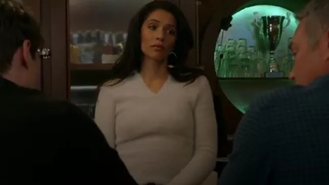 Suéter de polo de pestañas de Vince usado por Stella Kidd (Miranda Rae Mayo) como se ve en Chicago Fire (T13E15)