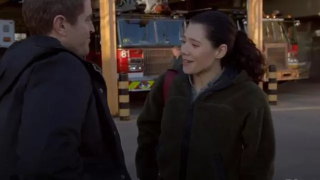 Sudadera con capucha de gran tamaño Canada Goose Simcoe usada por Violet Mikami (Hanako Greensmith) como se ve en Chicago Fire (S13E19)