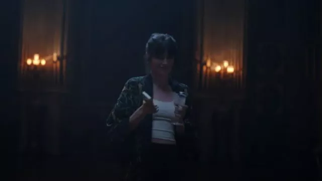 Hennelle Hollywood Nights Duster Robe Co Ord Set porté par Eliza (Millie Brady) comme on le voit dans Surface (S02E04)