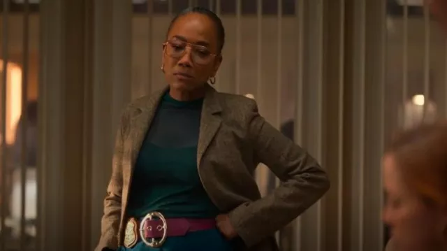 Sergio Hudson Collection Signature Ceinture en cuir bourgogne portée par Amanda Wagner (Sonja Sohn) comme on le voit dans Will Trent (S03E17)