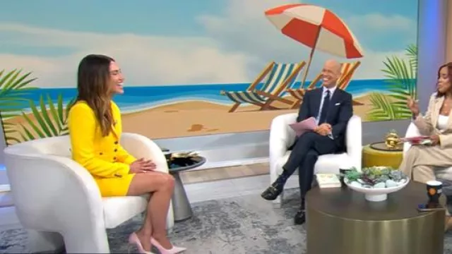 Alessandra Rich Blazer court en tweed bouclé porté par Tinx comme on le voit dans CBS Mornings le 6 mai 2025