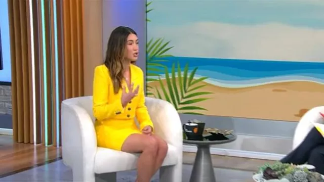 Minijupe bouclée à carreaux Alessandra Rich portée par Tinx comme on le voit dans CBS Mornings le 6 mai 2025