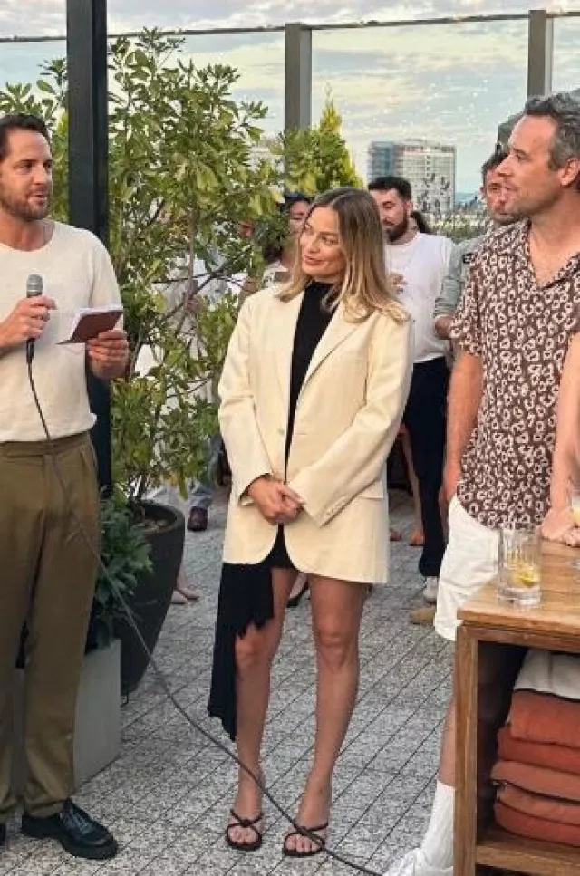 Mule Bottega Veneta Blink portée par Margot Robbie lors de la soirée de lancement de Papa Salt le 22 juillet 2024