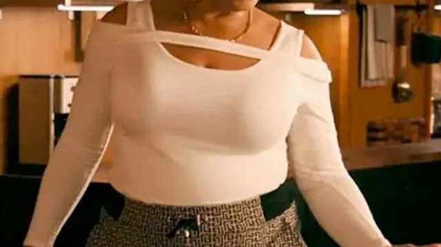 Cutout Off Shoulder Sweater of Robyn McCall (Queen Latifah) in The Equalizer (S05)