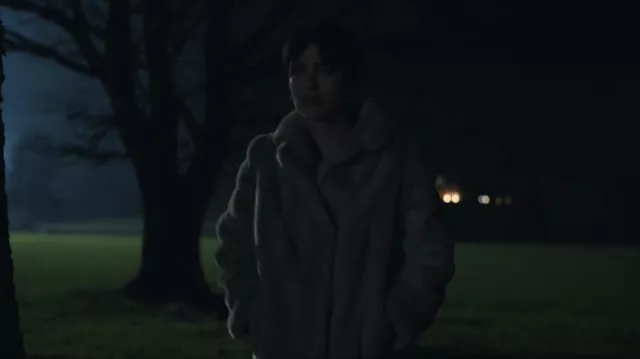 Manteau de fourrure de vison vintage de Marshall Field Beige beige porté par Eliza (Millie Brady) comme on le voit dans Surface (S02E08)