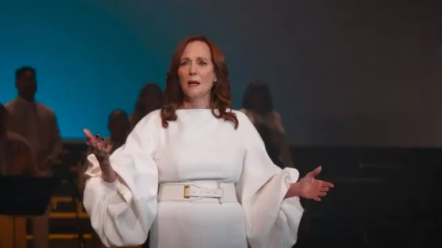 Roksanda Garance Robe mi-longue en crêpe ornée de fausses perles à dos ouvert portée par Lesley Ann Warren comme on le voit dans 9-1-1 (S08E11)