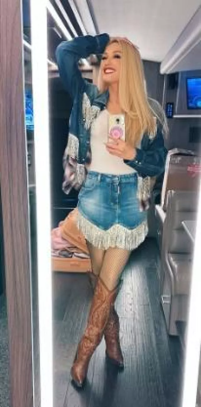 Dsquared2 Crystal Fringe Denim Midrise Mini-jupe portée par Gwen Stefani sur son Instagram le 18 mars 2025