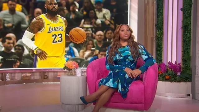 Vestido midi de manga larga fruncido Maggy London usado por Sherri Shepherd como se vio en Sherri el 7 de mayo de 2025