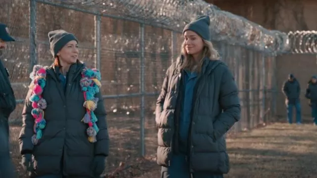 Aritzia La veste Super Puff Mid portée par Quinn (Elizabeth Lail) comme on le voit dans Elsbeth (S02E20)