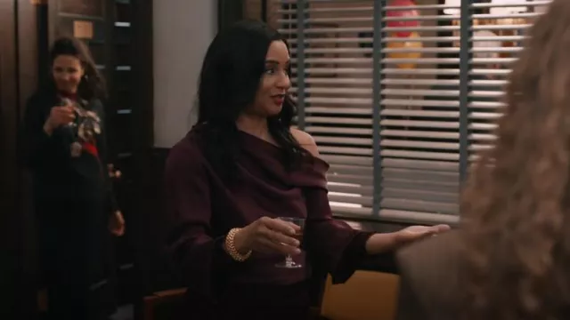 Blouse Simkhai One Shoulder portée par Kaya Blanke (Carra Patterson) comme on le voit dans Elsbeth (S02E20)