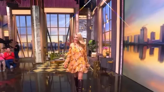 Minivestido Zimmermann Balance Lantern usado por Busy Philipps como se ve en The View el 9 de mayo de 2025