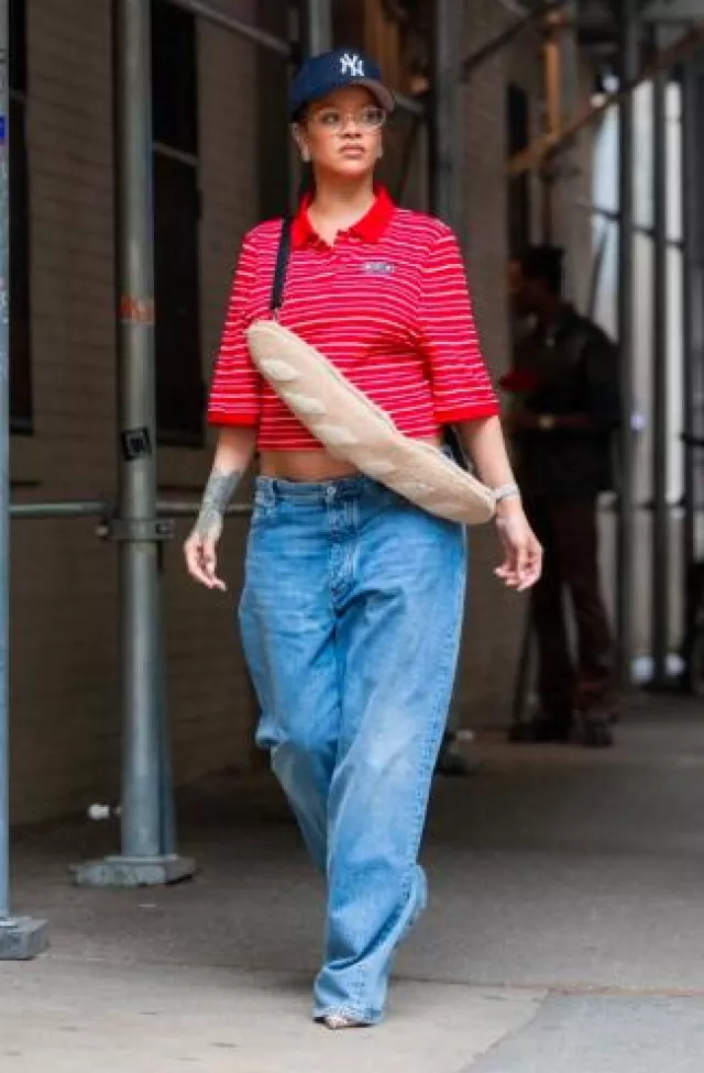 Martine Rose Polo rouge rétréci porté par Rihanna à New York le 8 mai 2025